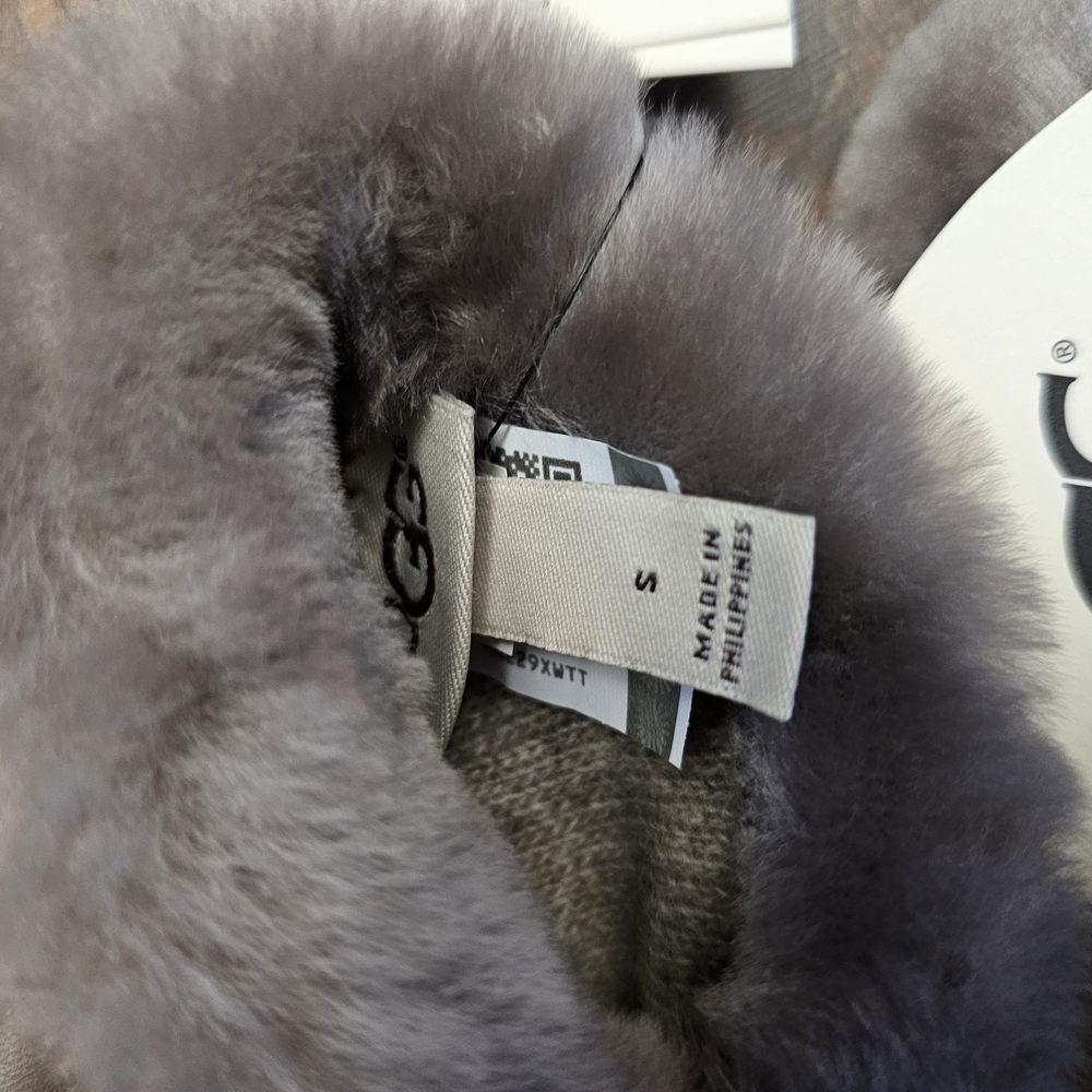 UGG Gray Gloves with Fur Trim and Soft Suede Material - Picture 4 of 5